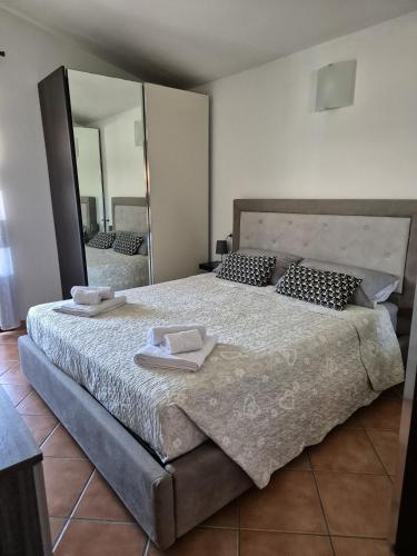 オルビアにあるMM apartmentのベッドルーム1室(大型ベッド1台、鏡2つ付)