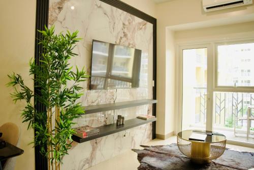 a living room with a table and a marble wall at Luxury Condo Ocean View 1,2,3, & 4 Bedrooms Infinity Pool Gym Spa Next to Okada Solaire MOA NAIA Airport in Manila