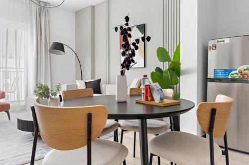 uma sala de jantar com mesa e cadeiras em Silkhaus Luxury 1BDR with easy access to the Canal em Abu Dhabi