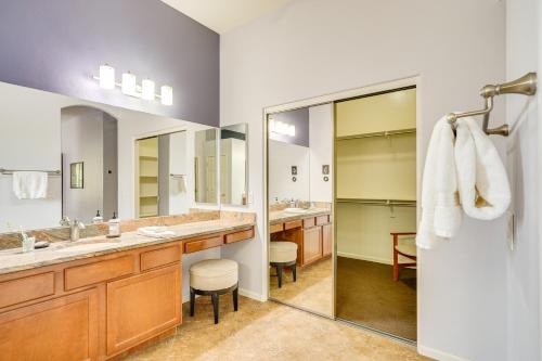 Ένα μπάνιο στο Spacious Home in SaddleBrooke 55-Plus Community!