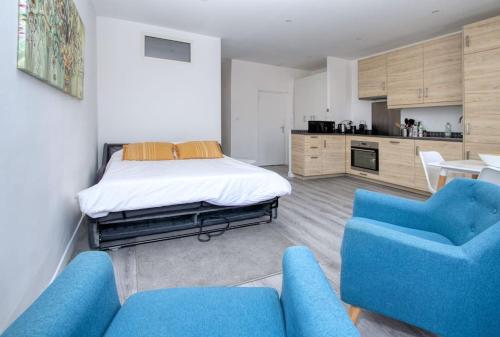 Cet appartement comprend une chambre avec un lit et un canapé ainsi qu'une cuisine. dans l'établissement Cahino, déco contemporaine, clim, parking, à La Ciotat