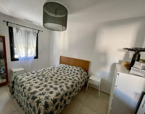 - une chambre avec un lit, une fenêtre et une lampe dans l'établissement Villa 3 chambres Piscine Jardin à 15m d'Aix-en-Provence, à Venelles