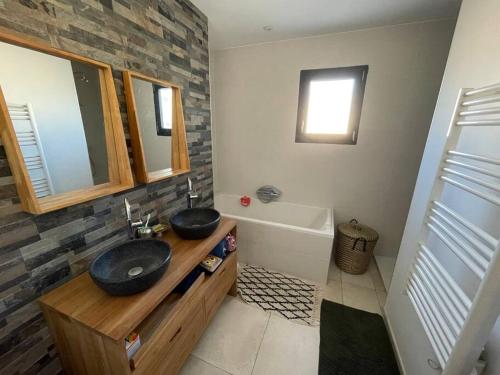 une salle de bain avec un lavabo et une baignoire dans l'établissement Villa 3 chambres Piscine Jardin à 15m d'Aix-en-Provence, à Venelles