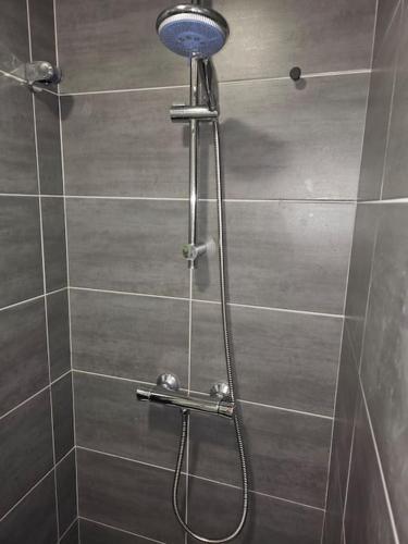 une douche avec pommeau de douche dans une salle de bain dans l'établissement Meilleur emplacement au meilleur budget, idéal pour un séjour de plus d'un mois à Boulogne-Billancourt et Paris 16, à Boulogne-Billancourt