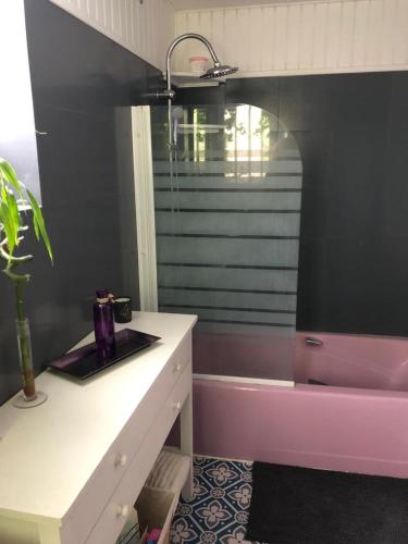 une salle de bain avec un lavabo et une baignoire dans l'établissement Le Nid du Cormier, à Ville-Saint-Jacques