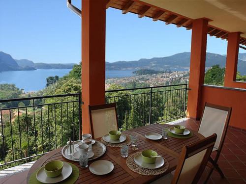 a dining table with a view of the water at Arcobaleno Dante in Arizzano