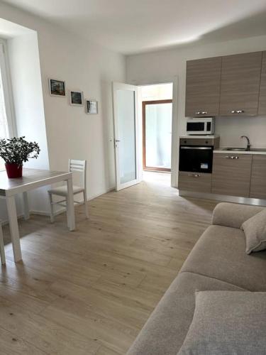 a living room with a table and a kitchen at Casa Brunilde in Pisogne