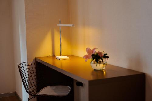 a desk with a vase of flowers and a cross on it at Brizo Salta in Salta