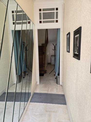 un couloir d'une maison avec un escalier en verre dans l'établissement Le Balcon d'Anatole 3étoiles, au Mans