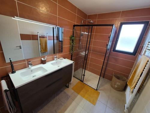 une salle de bain avec une baignoire, un lavabo et une douche dans l'établissement Monta Casa, à Vendays-Montalivet