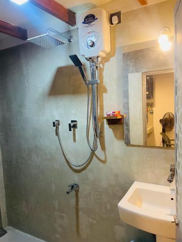 Ένα μπάνιο στο LUMI CASA MIRISSA