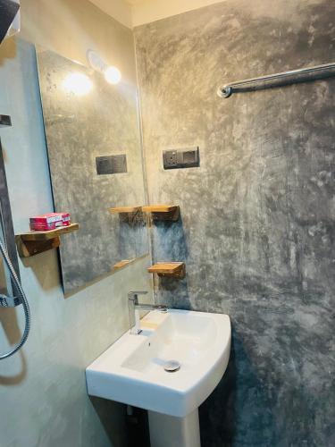 Ένα μπάνιο στο LUMI CASA MIRISSA