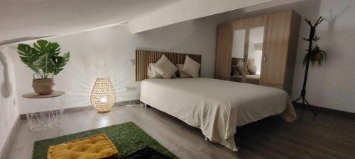 une chambre avec un lit et une plante en pot dans l'établissement Bobo chic paradise, à Villeneuve-Loubet