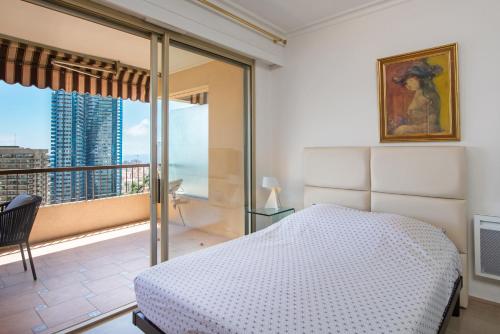 une chambre avec un lit et un balcon dans l'établissement MONTEVERDI - Appartement 150 m2 - Frontière Monaco - Parking, à Beausoleil