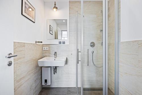 a bathroom with a sink and a shower at Hafenlodge - Urlaub im Denkmal in Wismar