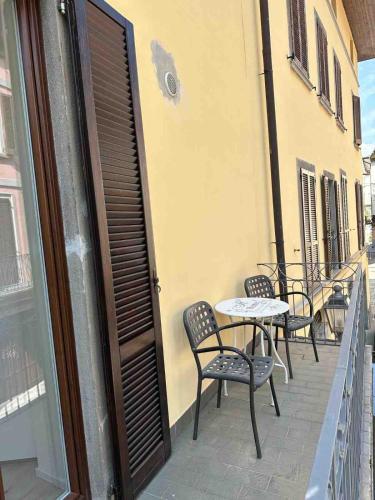 a patio with chairs and a table on a balcony at Casa Brunilde in Pisogne