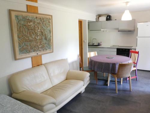 un salon avec un canapé et une table dans l'établissement Appartement RDC chalet 55m2, à Briançon