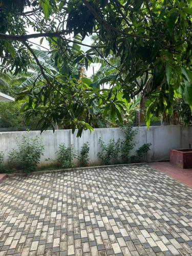 Un jardín fuera de Bhavany Home