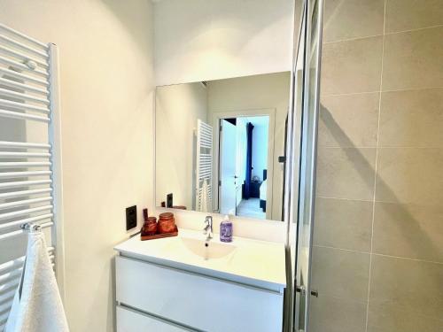 a bathroom with a sink and a mirror at Belfort Shortstay in Ghent