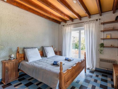 une chambre avec un lit dans une pièce avec une fenêtre dans l'établissement Vigne Grande, à Puy-lʼÉvêque