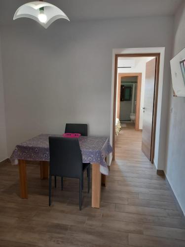 a table and chairs in a room with a hallway at B&B da Giovanna Dimora del Turista in Santa Maria del Cedro