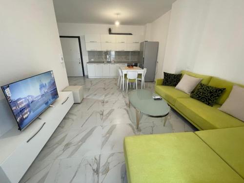 ゴーレムにあるBeachside Charm Apartmentのソファと薄型テレビのあるリビングルーム
