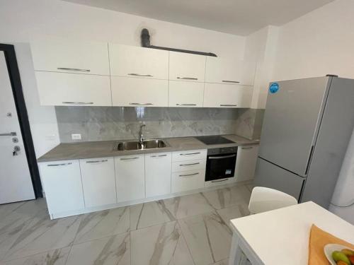 Beachside Charm Apartmentにあるキッチンまたは簡易キッチン