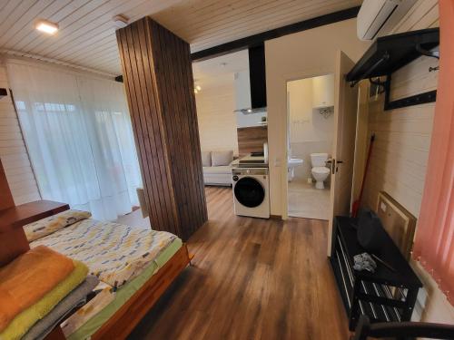 Bilik mandi di Studio apartment with terrasse