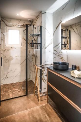 La salle de bains est pourvue d'une douche, d'un lavabo et d'un lavabo. dans l'établissement Villa proche du bassin -piscine, à Gujan-Mestras