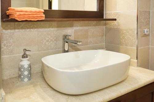 a white sink on a counter in a bathroom at Casa di Nonna Rosa e Nonno Ciccito in Masullas