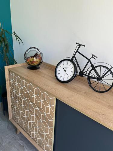 - un vélo assis au-dessus d'une table en bois dans l'établissement VILLA RIZEE à 14min de Paris & proche DisneyLand Resort, à Chelles