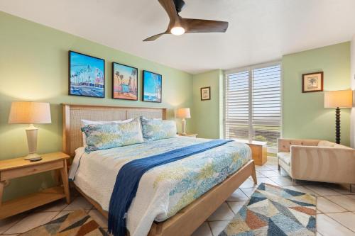 een slaapkamer met een bed en een plafondventilator bij D27 - Beachside Bungalow in Oceanside
