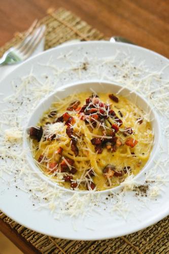 a bowl of food on a plate on a table at Café Jeri Hotel - Adults Only in Jericoacoara