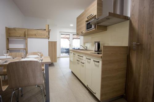 Kuchyň nebo kuchyňský kout v ubytování Apartmány v Údolí