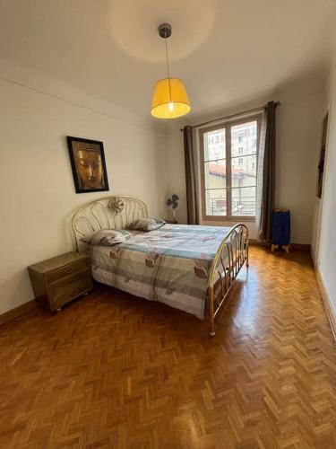 une chambre avec un lit et un parquet dans l'établissement Appartement T3 Paris Choisy-le-Roi, à Choisy-le-Roi