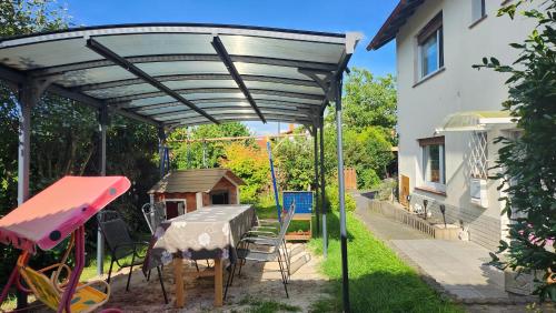 Κήπος έξω από το Familienfreundliche Ferienwohnung Eulennest