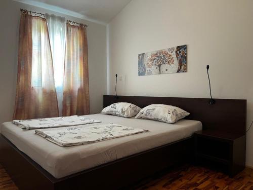 sypialnia z dużym łóżkiem i dwiema poduszkami w obiekcie Dija Riva 2 w mieście Vabriga