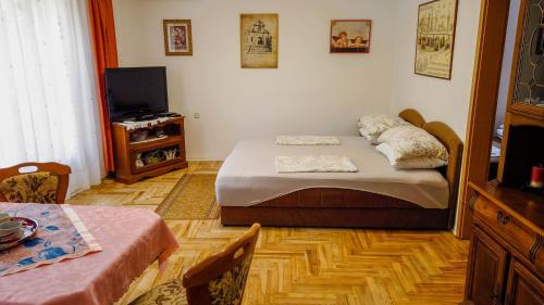 Телевизор и/или развлекательный центр в Sibenik City Center Apartment