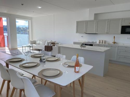 Η κουζίνα ή μικρή κουζίνα στο Spektakulær 4-roms leilighet i sjøfront, med fantastiske solforhold og utsikt utover Tromøysund og inn mot byen