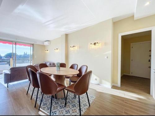 une salle à manger avec une table et des chaises dans l'établissement Spacieux appartement à Nice 4 chambres, à Nice