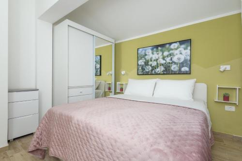 Pinia Apartment Split