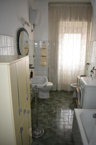 a bathroom with a toilet and a sink and a toilet istg at Vacanze Romane in Rome