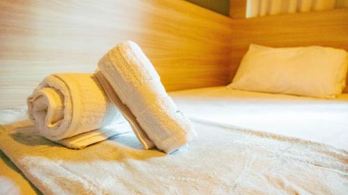 a peeled banana sitting on top of a bed at Beach Class Convention - Flats em Boa Viagem por Yolo in Recife