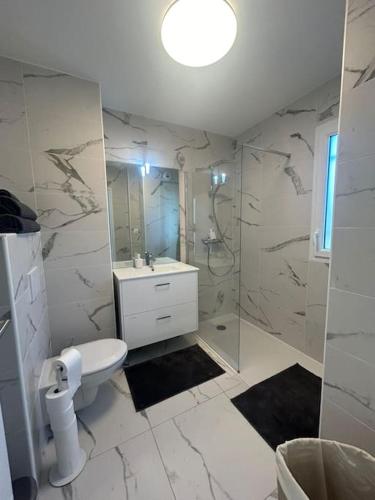 une salle de bain blanche avec toilettes et douche dans l'établissement Clos d'Alice Villa 3, à Sainte-Maxime