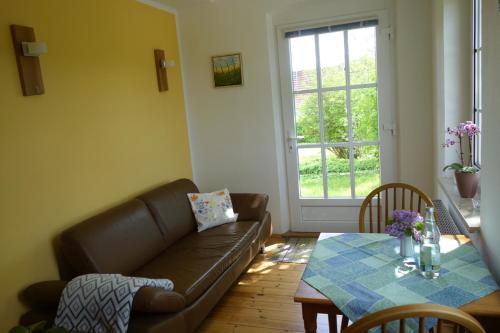 een woonkamer met een bank en een tafel bij Ferienwohnung Linde bei Ferienwohnungen May in Plankenfels