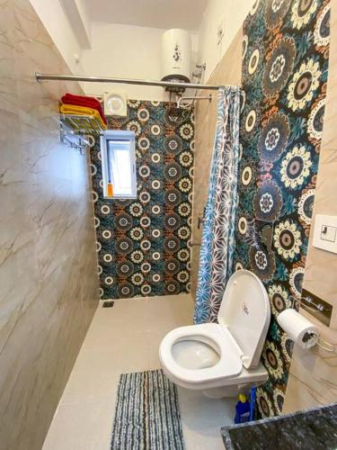 a bathroom with a white toilet in a room at Comfort & Cozy, Villa in Orchha