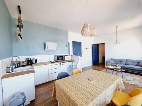 une cuisine et un salon avec une table, une cuisine et une salle à manger dans l'établissement Belle vue sur les sablons, à Saint-Malo