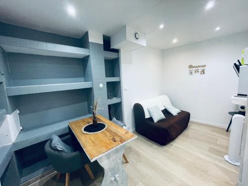 un salon avec une table en bois et un canapé dans l'établissement Le centrale, à Lézignan-Corbières