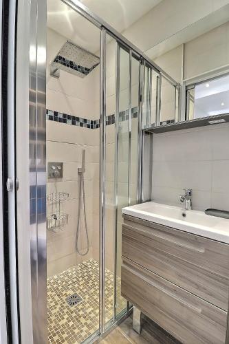 une salle de bain avec douche et lavabo dans l'établissement Havre de paix & Jardin Quartier Bonsecours Fibré, à Trouville-sur-Mer
