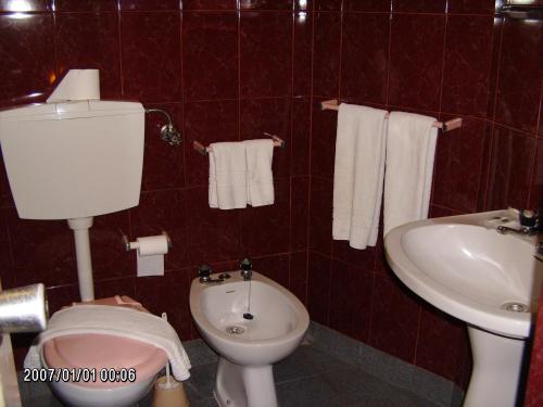 a bathroom with a toilet and a sink at Olhos Pretos in Caldas da Rainha